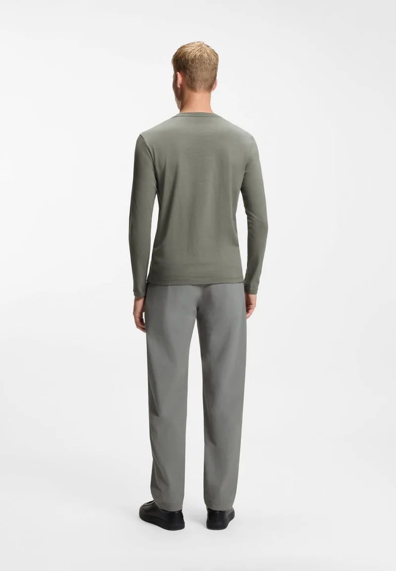 بوس تيشيرت قطني بأكمام طويلة مع رقعة شعار